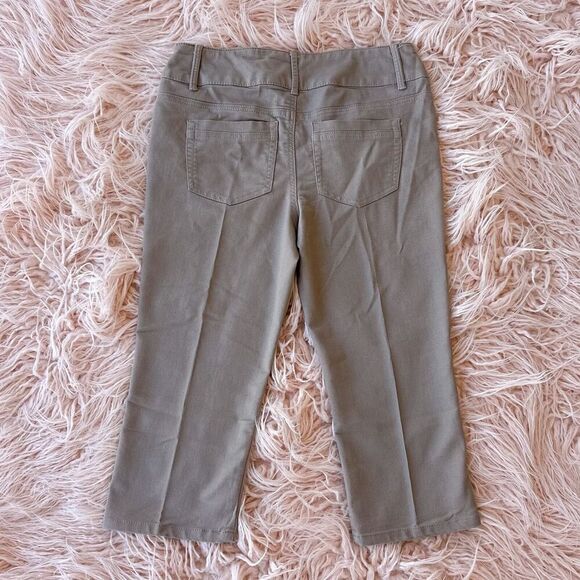 Women’s Size 8 Capri Pants - Picture 4 of 4